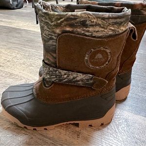 Boys camo Ozark trail size 2 Waterproof boots